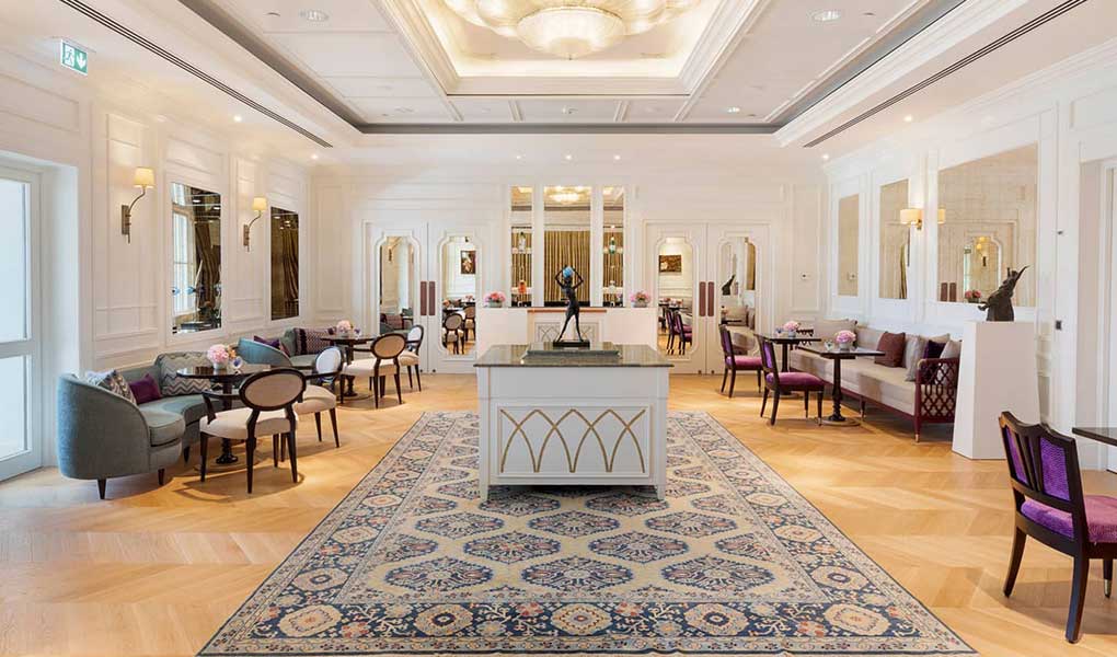 Lobby del hotel de lujo en Turquía con alfombra tradicional y decoración
