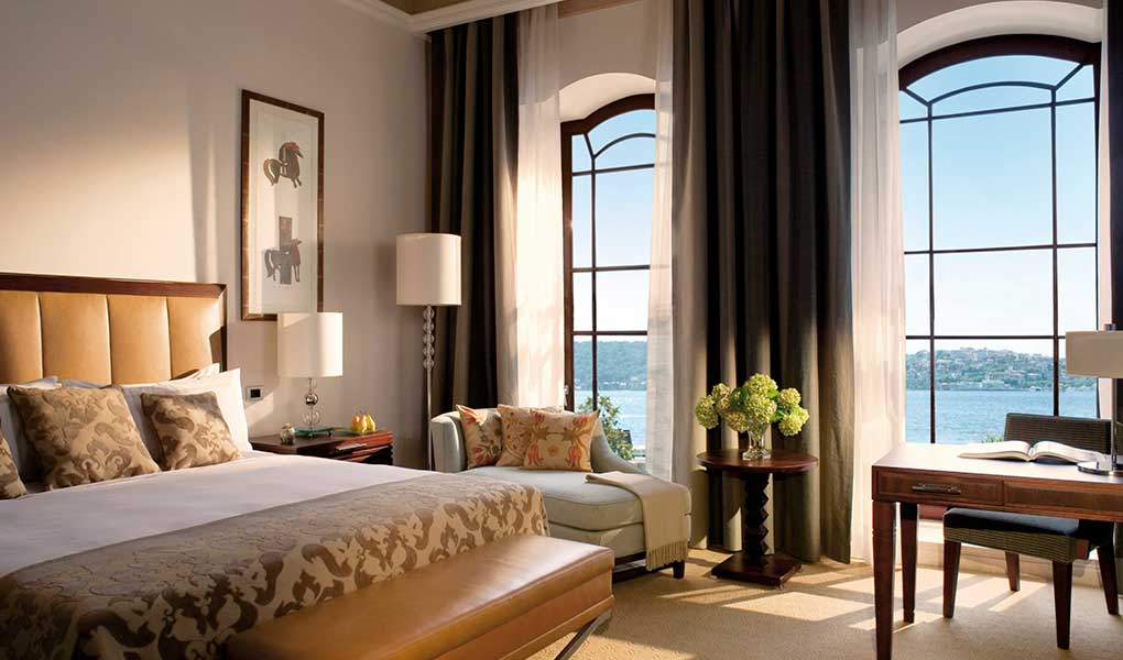Decoración interior habitación del hotel de lujo Four Seasons Hotel Istanbul en Turquía