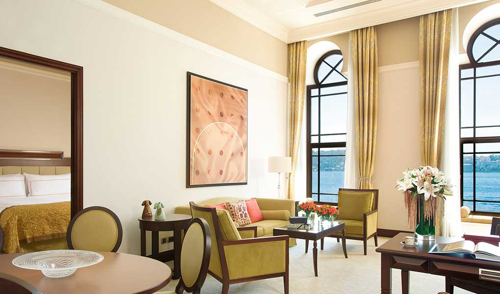 Interior de la habitación con vistas al Bósforo en Turquía