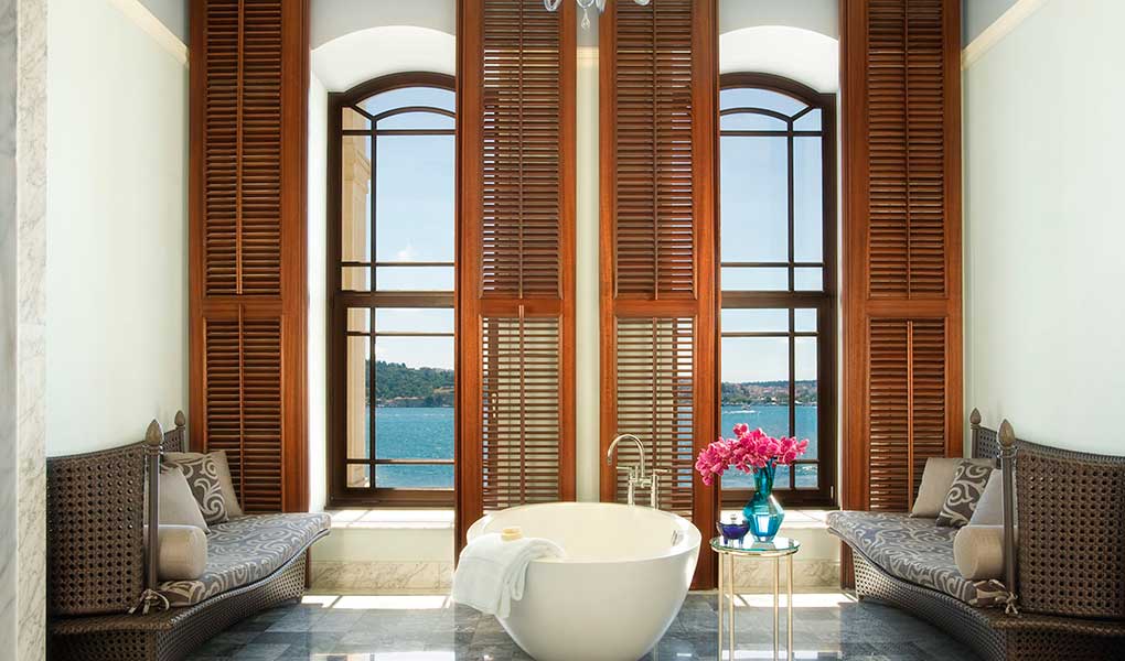 Ventanas de madera tradicionales de Turquía con vistas