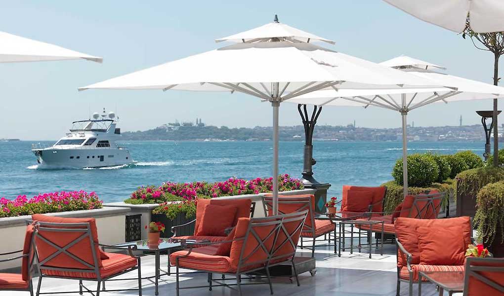 Sombrillas blancas en restaurante del hotel de lujo Four Seasons Hotel Istanbul