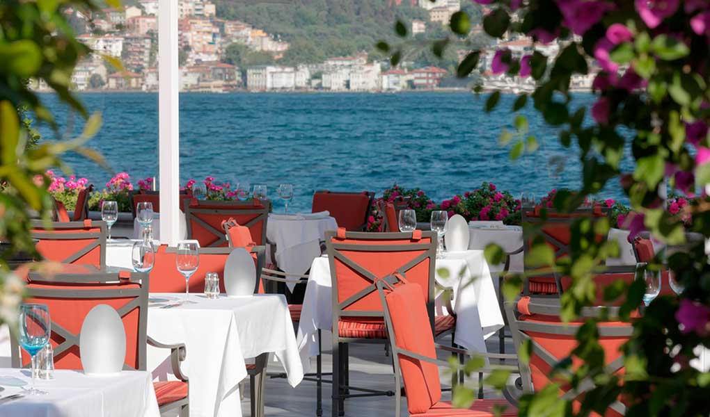 Restaurante de lujo en Estambul junto al Bósforo en Turquía