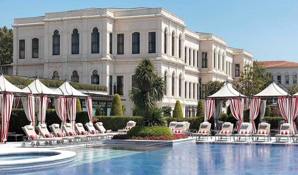 Piscina exterior del hotel de lujo en Turquía Four Seasons Hotel Istanbul
