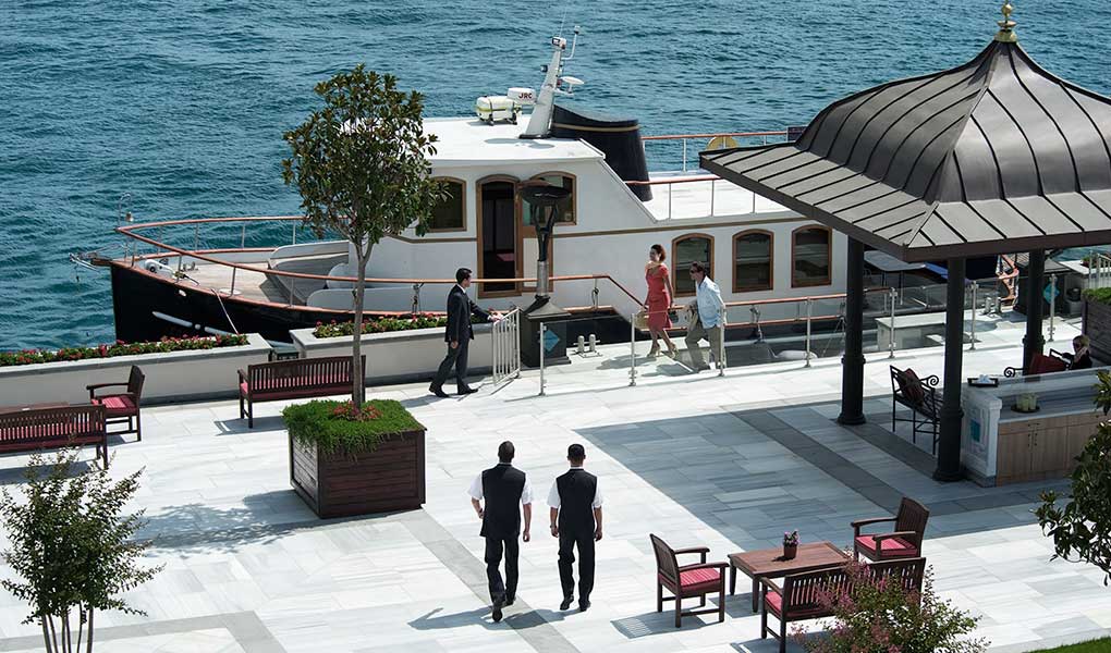 Muelle privado con Yate de lujo en Turquía hotel Four Seasons Hotel Istanbul