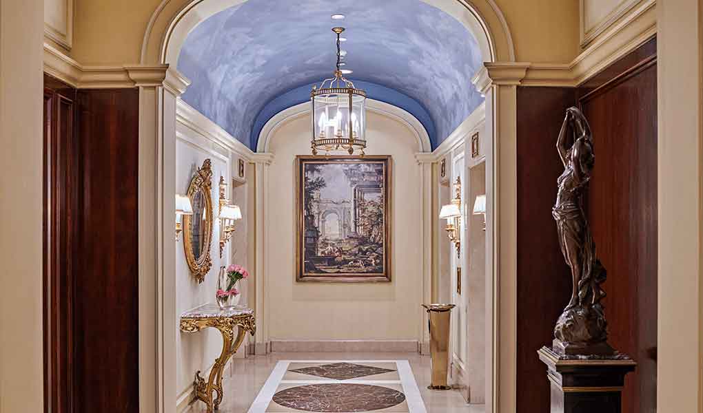 Detalle del pasillo entrada del hotel de lujo Four Seasons Hotel Alexandria