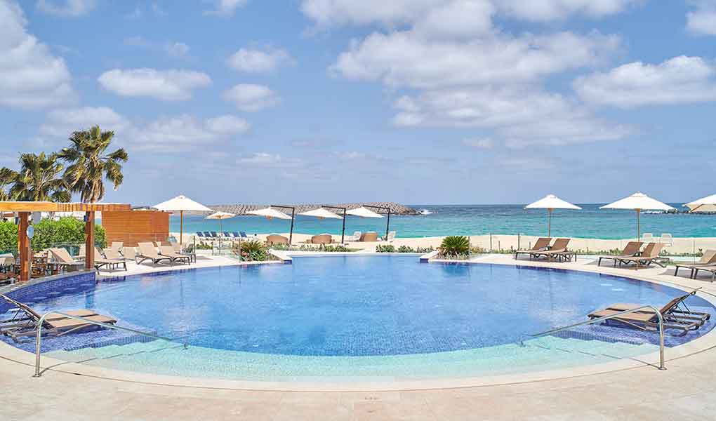 Piscina exterior del hotel lujo Four Seasons Hotel Alexandria