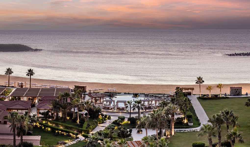 Atardecer sobre el mar desde el hotel de lujo en Alexandria Egipto