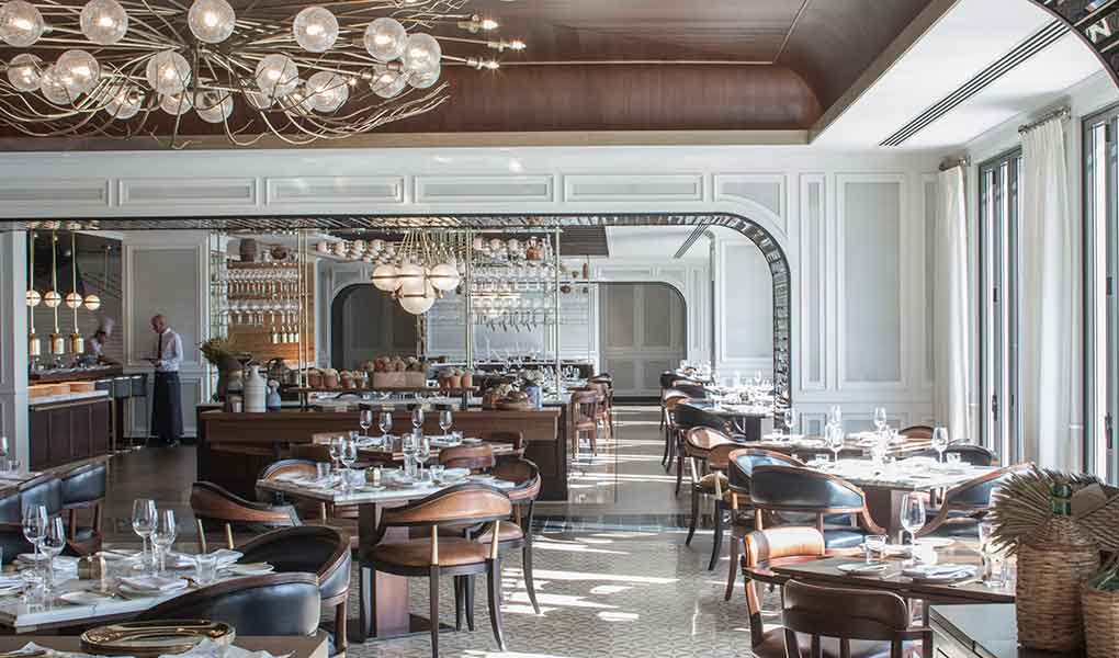 Bar y restaurante interior del hotel Four Seasons Amman