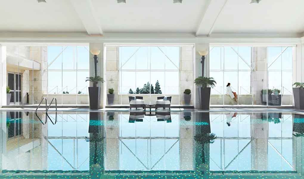Piscina interior del hotel con cristales al exterior lujo Jordania 