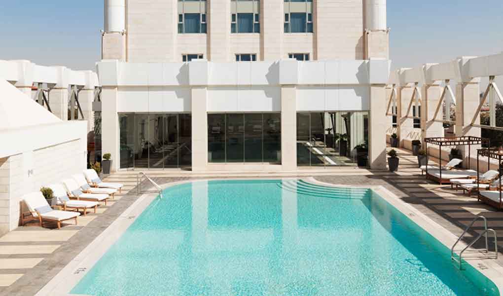 Piscina exterior con zonas comunes del hotel