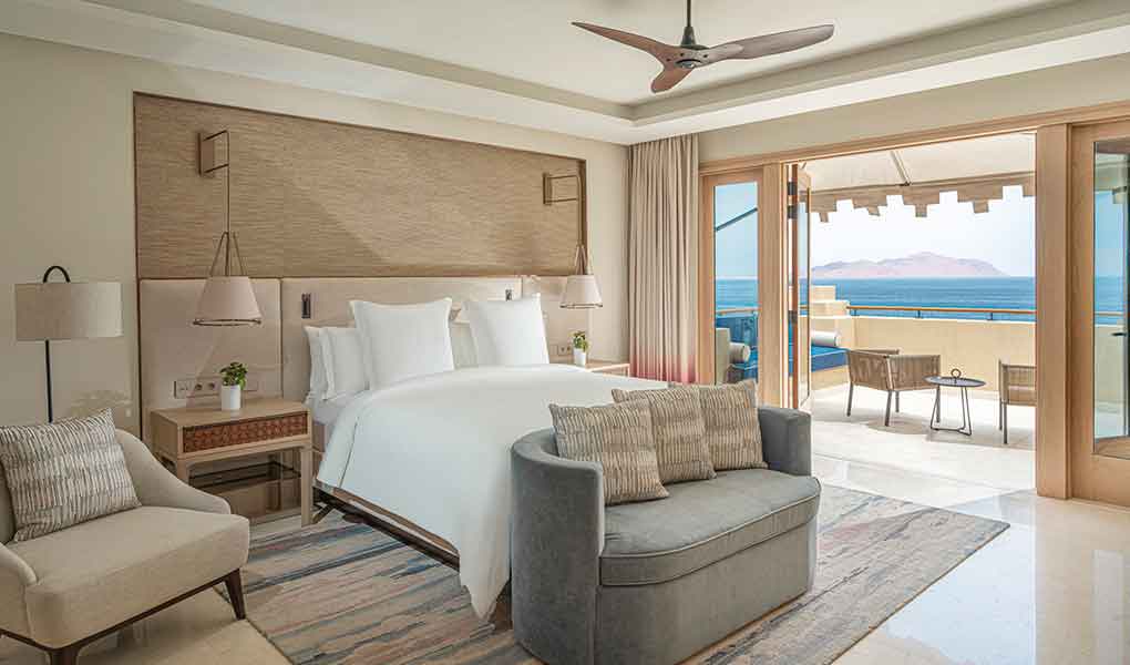 Habitación del lujo del hotel con vistas al mar