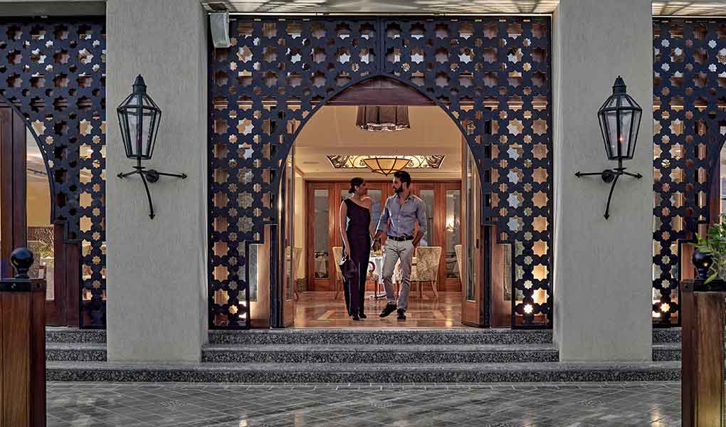 Pareja en el hotel de lujo Four Seasons Sharm El Sheikh en Egipto