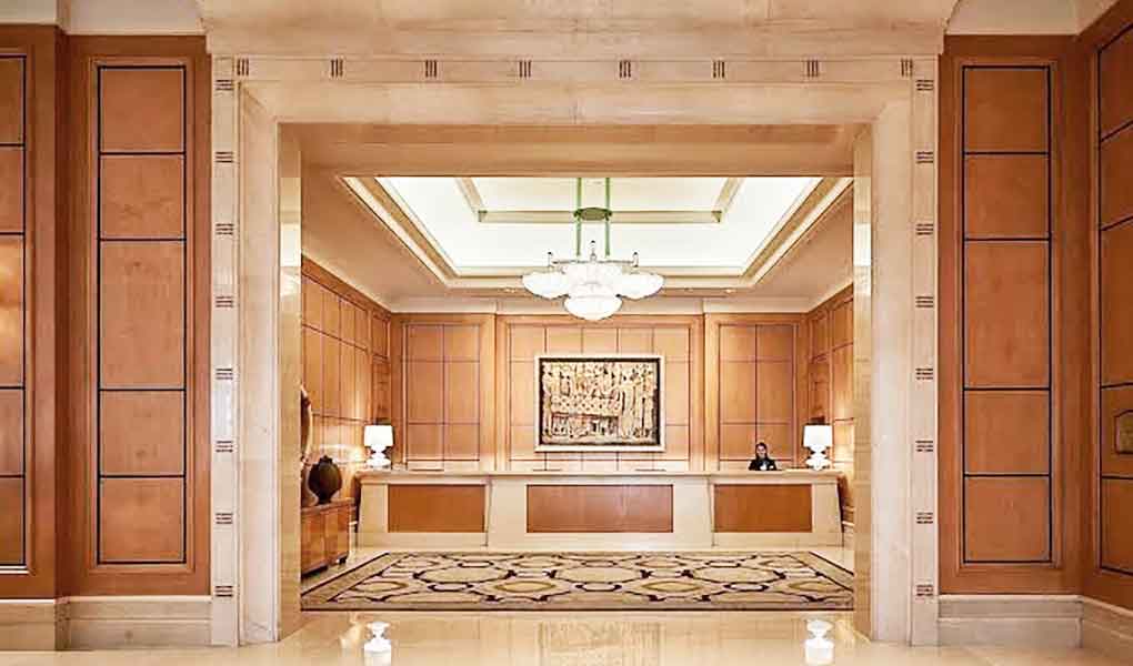 Recepción del hotel de lujo Four Seasons Cairo Nile Plaza en Egipto