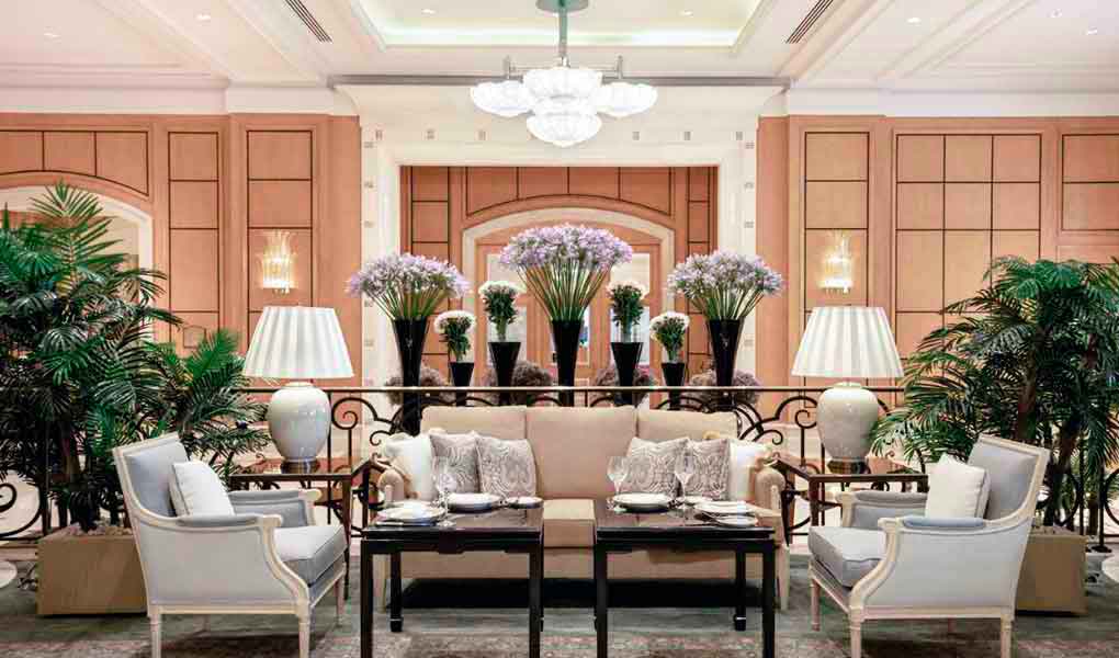 Decoración con flores naturales a la entrada hotel de lujo en El Cairo Egipto