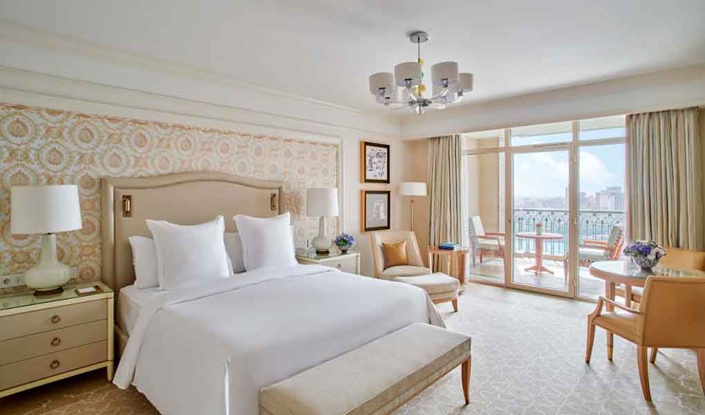 Habitación con vistas a la ciudad y luz natural