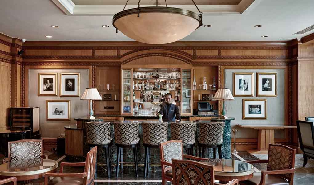 Bar del hotel de lujo en Egipto Four Seasons Cairo Nile Plaza