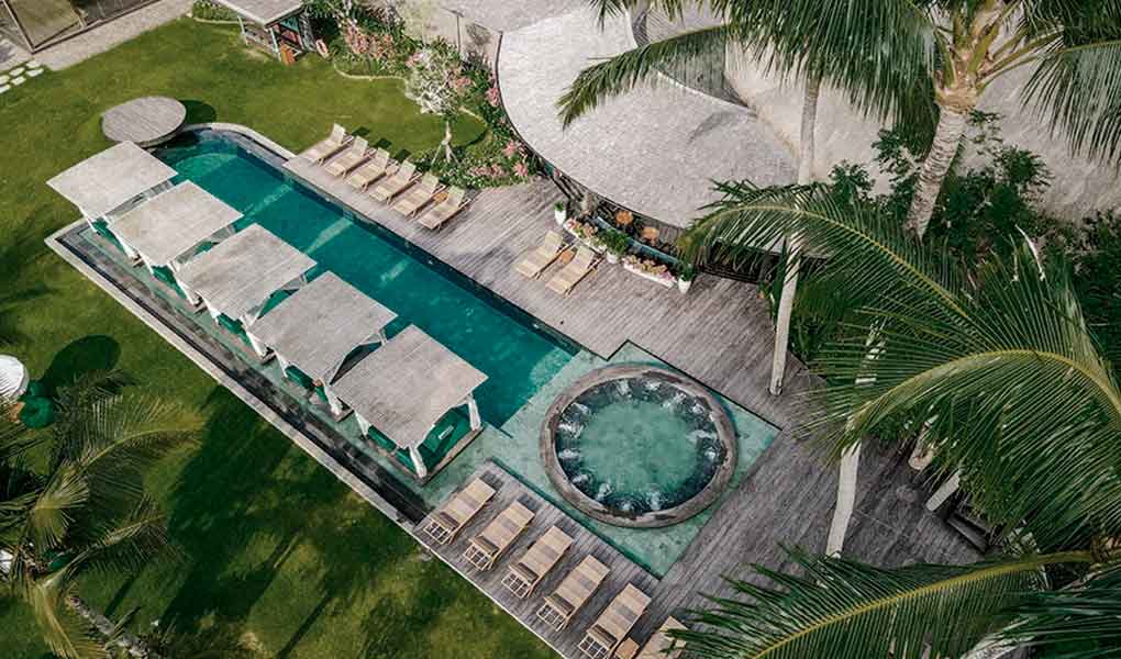 Piscina y zonas comunes del retreat de Yoga en Indonesia, en Bali