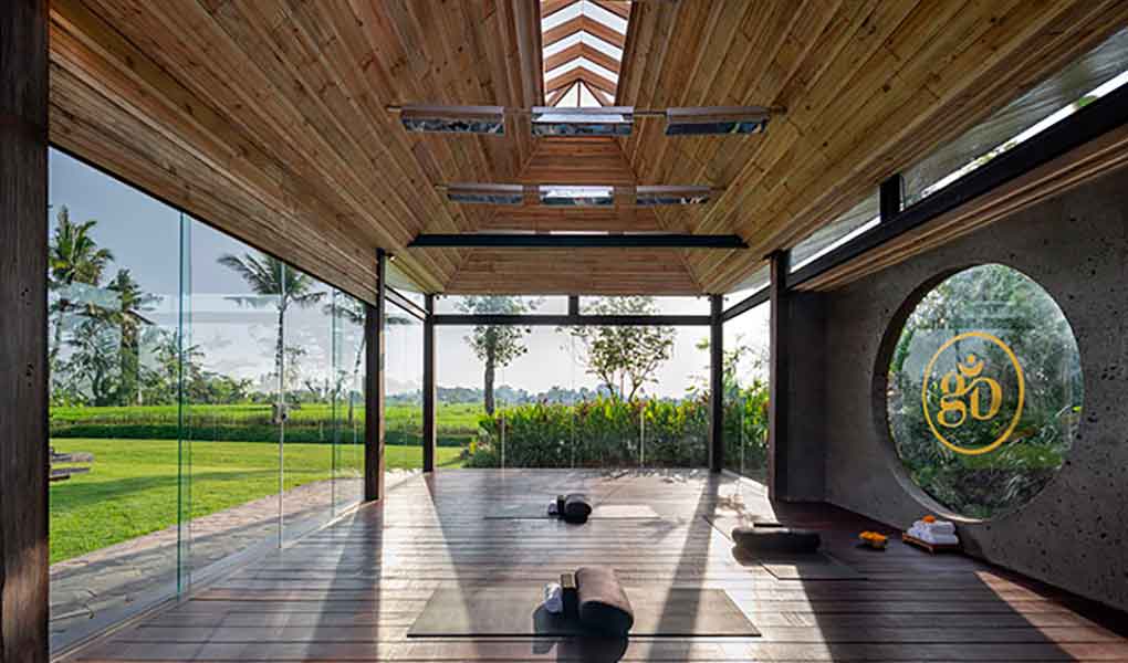 Interior del pabellón de yoga en Bali retiro de yoga en Indonesia