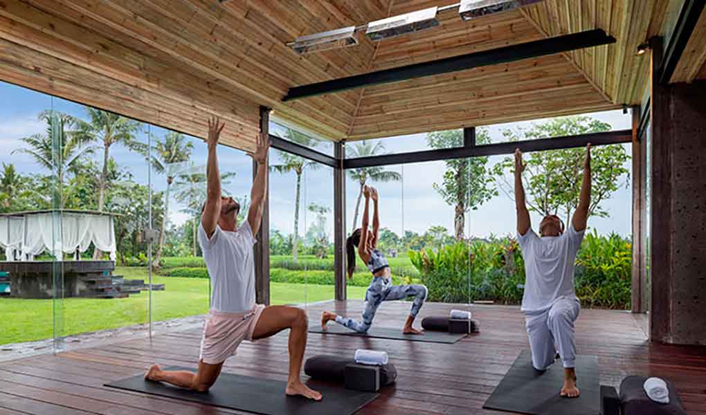 Grupo de personas retiro de yoga en Bali, en Indonesia