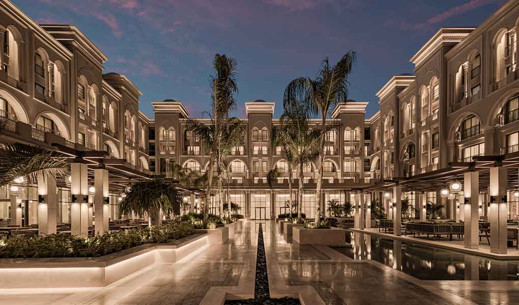 Entrada iluminación noche hotel de lujo en El Cairo Giza Palace