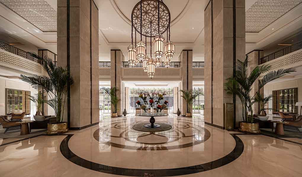 Decoración de flores en la entrada del hotel