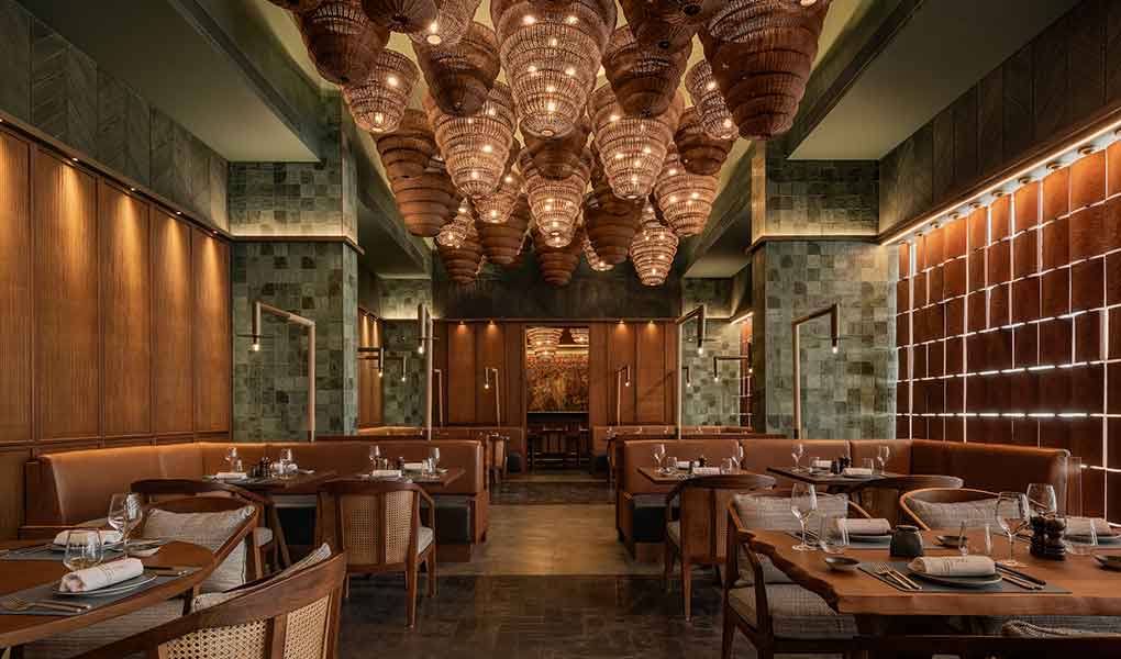 Bar del hotel con iluminación de noche