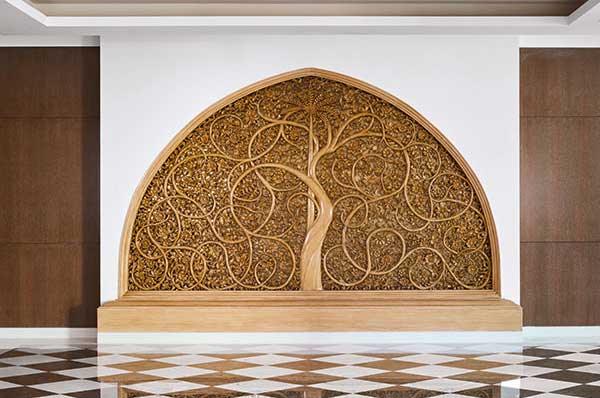 Árbol tallado en oro en la entrada hotel de lujo Oberoi en Delhi en India