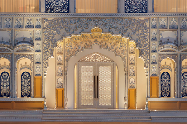 Puerta de fachada tradicional hotel de lujo en India 