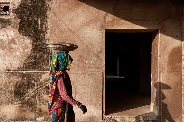 Una persona caminando en India con fondo de edificio antiguo