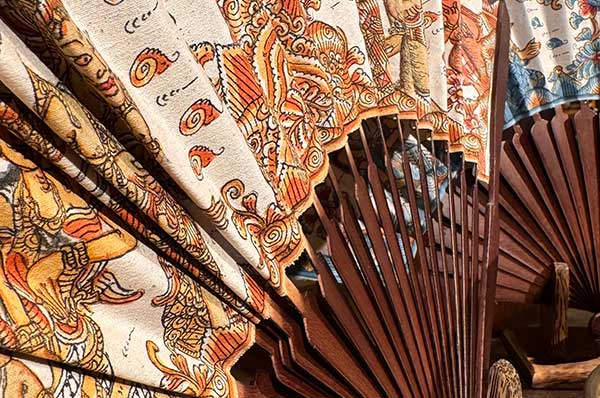 Abanico realizado a mano en Indonesia viajes de lujo a Bali