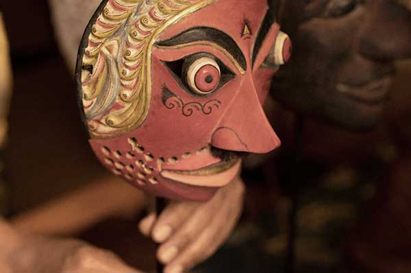 Artesanía de Java en madera viaje de lujo a Indonesia hoteles Aman