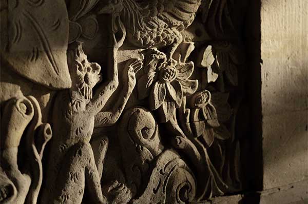 Mural tradicional en piedra viaje de novios a Indonesia