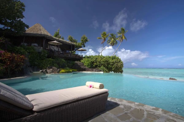 Vistas al mar con agua cristalina en Cook Island en hotel de lujo