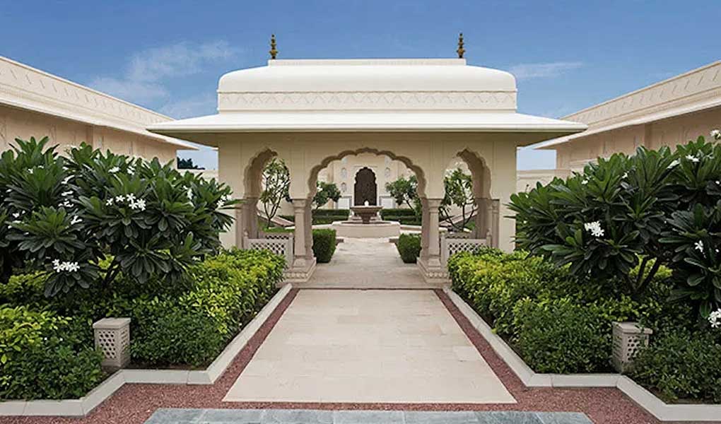 Entrada del hotel de lujo en India  The Oberoi Rajvilas