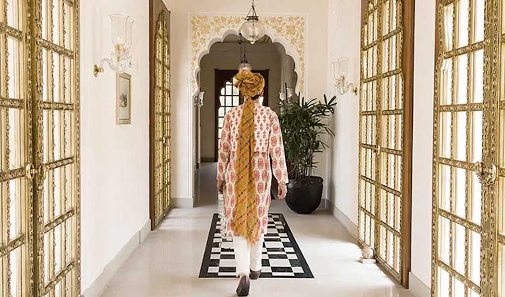 Persona con ropa tradicional India pasillo entrada del hotel