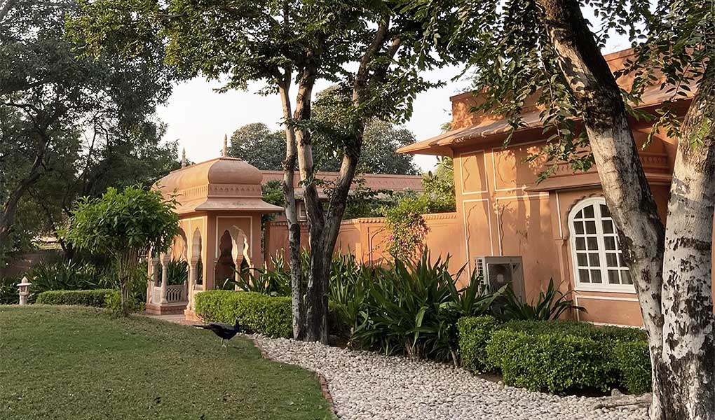 Camino a través de los jardines del hotel hacia las habitaciones