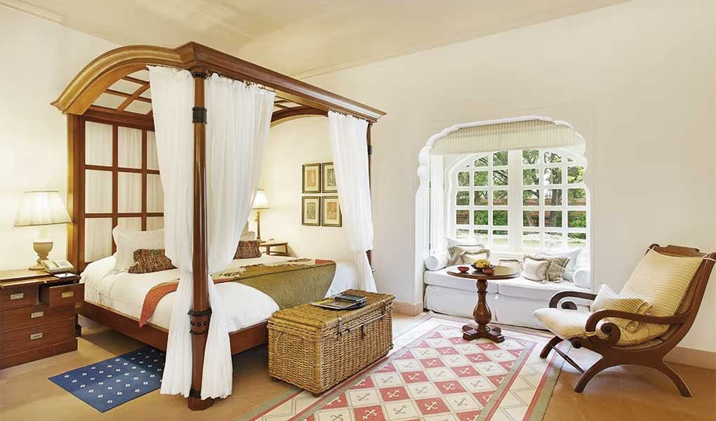Decoración en blanco y madera con detalles de lujo tradicionales 