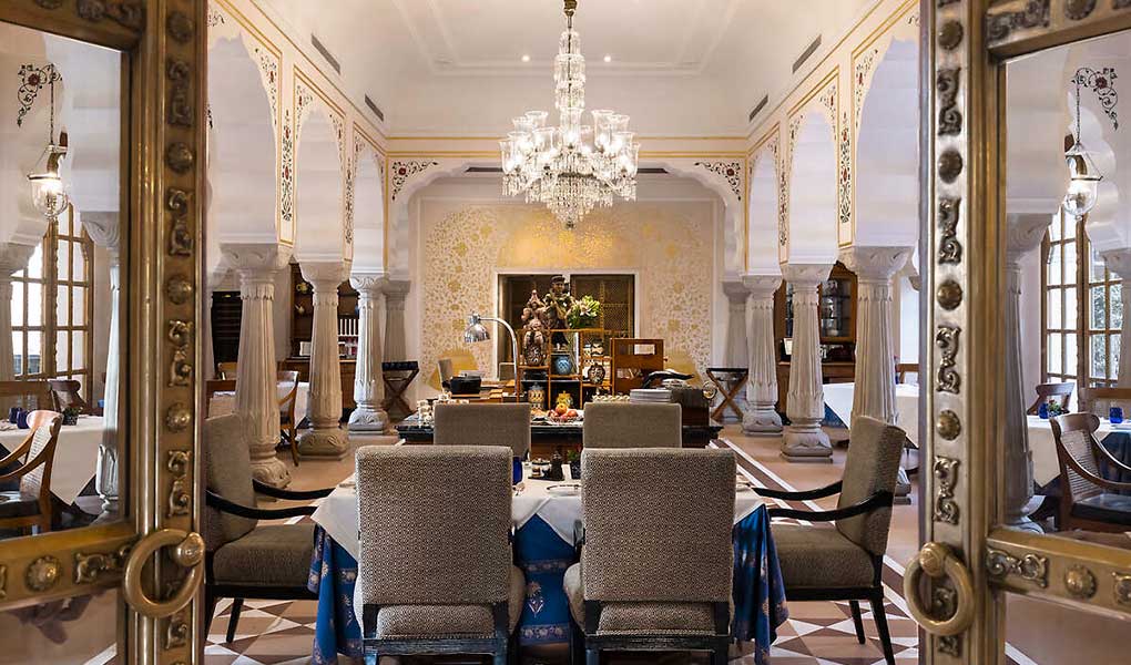 Decoración del restaurante del hotel con telas India