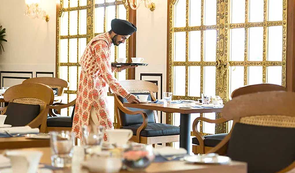 Una persona con ropas tradicionales India en el restaurante de lujo del hotel