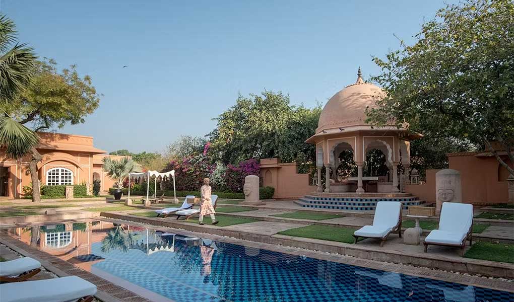 Piscina exterior del hotel con edificios tradicionales