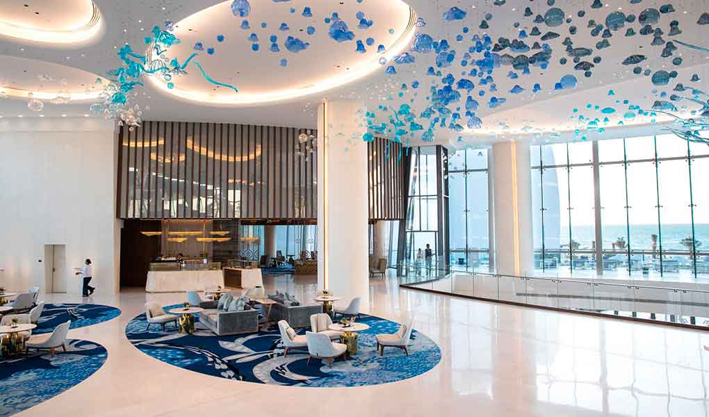 Lobby de entrada del hotel de lujo Abu Dhabi Jumeirah Saadiyat Island
