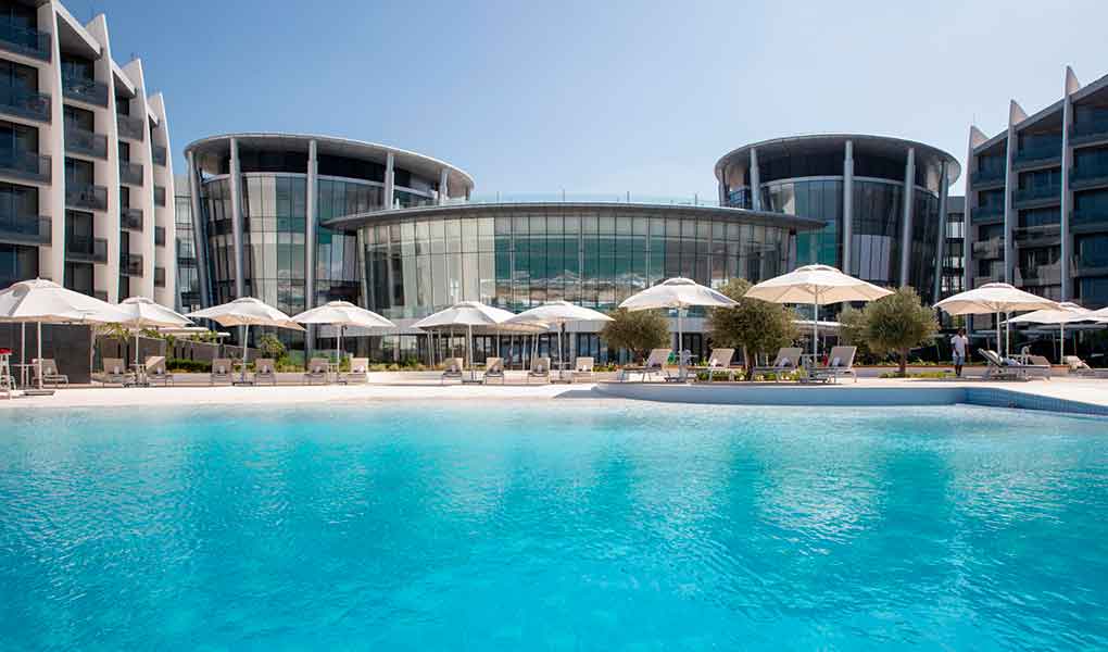 Resort desde fuera con vistas a la piscina exterior