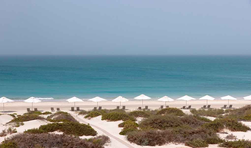 Vistas al mar en Jumeirah Saadiyat Island con instalaciones de lujo