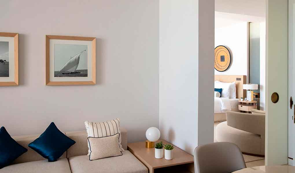 Salón y habitación del hotel Jumeirah Saadiyat Island