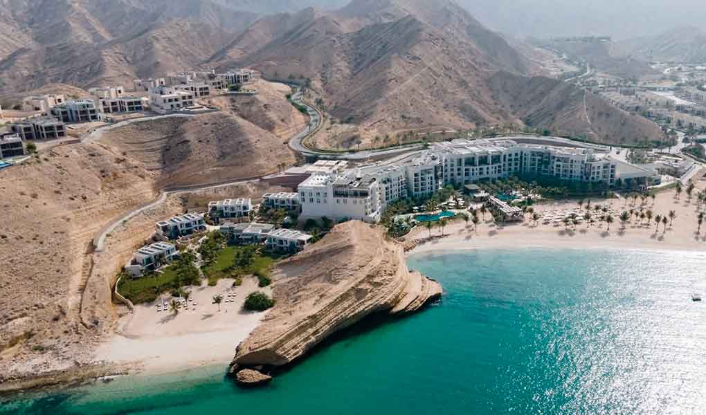 Edificio exterior sobre la playa hotel de lujo Omán Jumeirah Muscat Bay