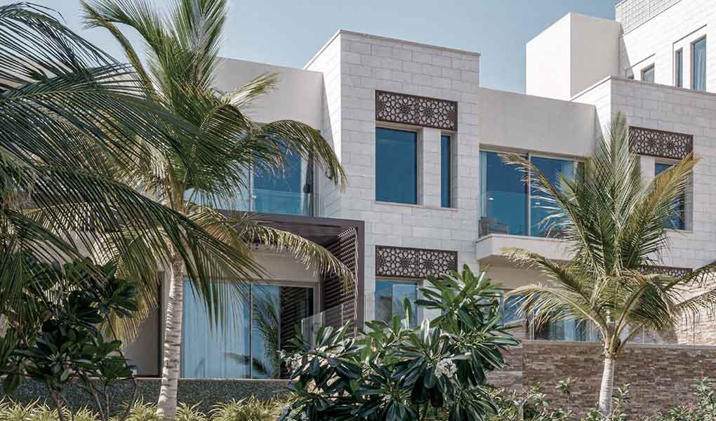 Zona exterior del hotel Jumeirah Muscat Bay piscina