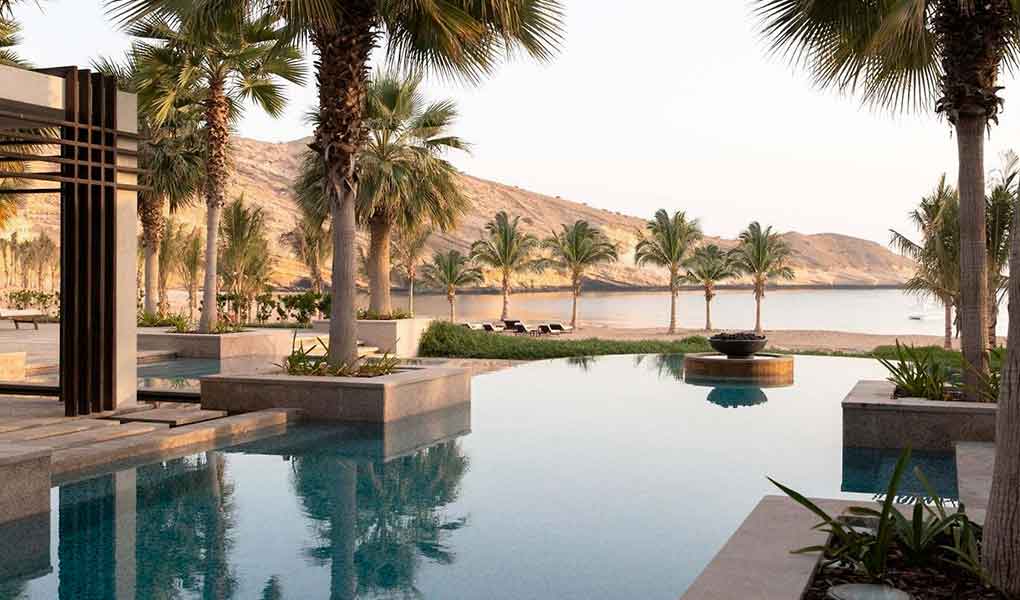 Vistas desde la piscina al exterior del hotel