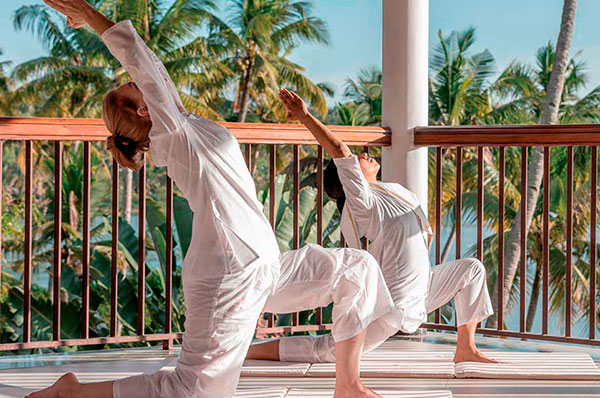 Saludo al sol haciendo yoga wellness retreat india