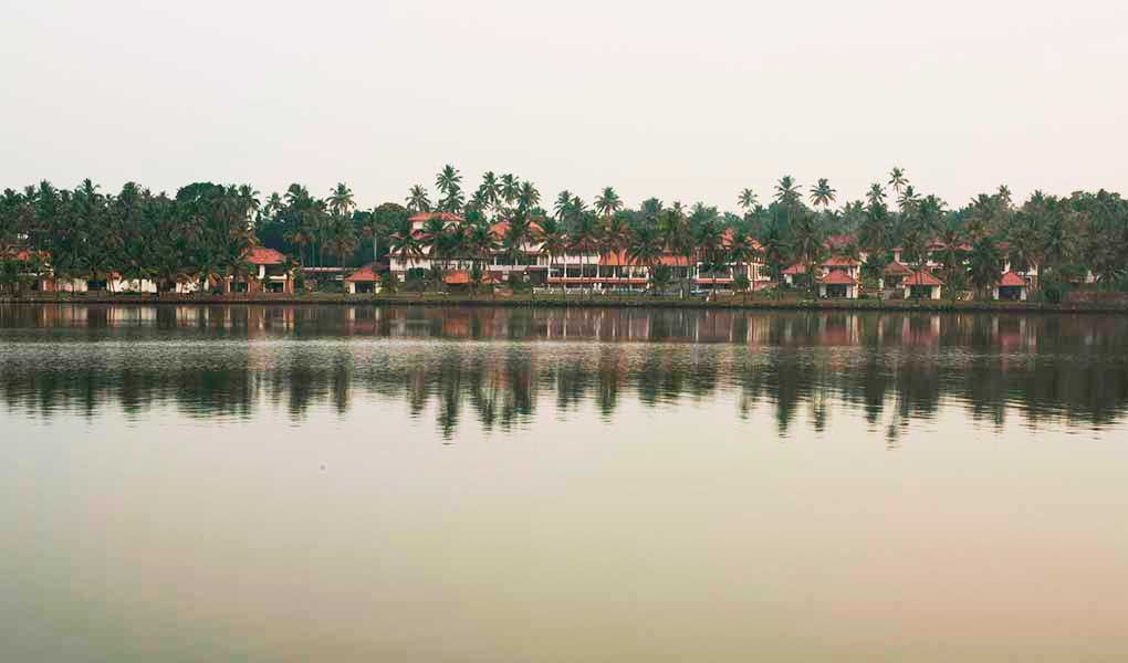 Vistas desde el lago al hopital ayurveda en Kerala Kalari Rasayana