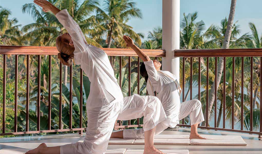 Persona practicando yoga en hospital ayurveda en india